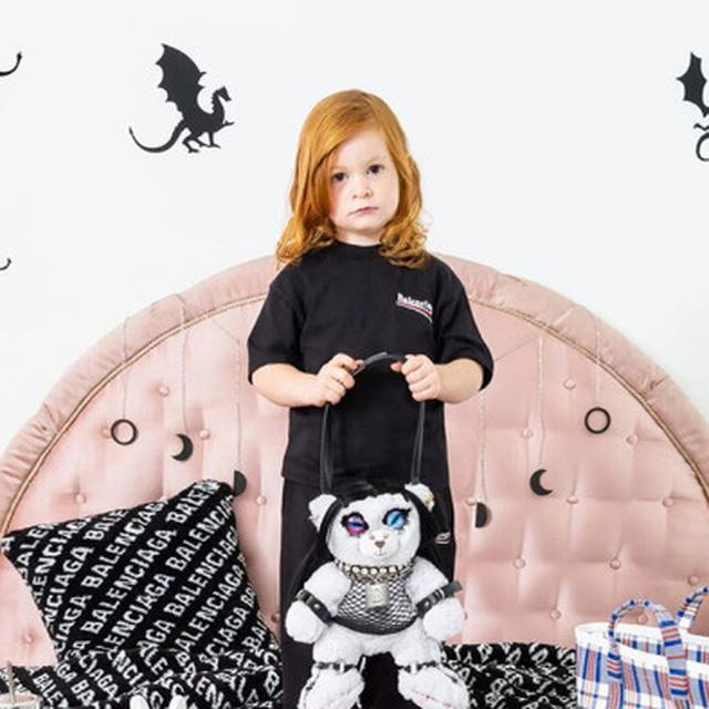 Kontroversi Terbaru Balenciaga, Unggah Foto Tas Beruang Bersama Anak-Anak Dianggap Eksploitasi