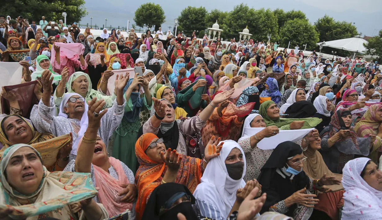 Muslim Kashmir memanjatkan doa saat imam (tak terlihat) menampilkan relik yang diyakini sehelai janggut Nabi Muhammad untuk memperingati Hari Martir Khalifah Umar bin Khattab di Masjid Hazratbal, Srinagar, Kashmir, India, Sabtu (7/8/2021). (AP Photo/Channi Anand)