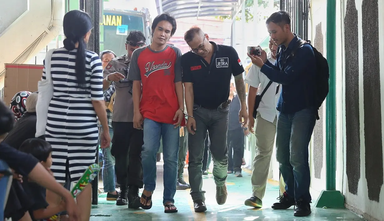 Tio sekarang ini menjadi tahanan titipan di Rutan Cipinang Jakarta Timur. Sebelumnya, ia sempat menginap di Rumah Sakit Ketergantungan Obat (RSKO), Jakarta Timur hingga 3 April. (Nurwahyunan/Bintang.com)