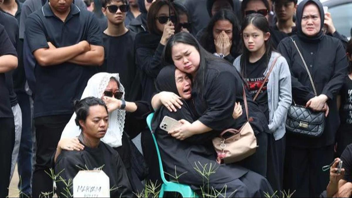 Berusaha Tegar, Reza Arap dan Sahabat Antar Lula Lahfah ke Tempat Peristirahatan Terakhir