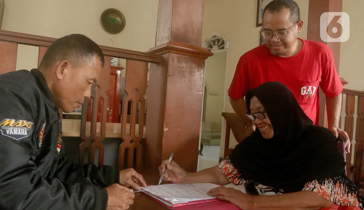 Petugas dari Kantor Pertanahan Kota Administrasi Jakarta Selatan menyerahkan sertifikat tanah kepada warga Jati Padang yang sedang sakit, Jakarta, Selasa (31/1/2023). Pemerintah melalui Kementerian ATR/BPN meluncurkan Program Prioritas Nasional berupa Percepatan Pendaftaran Tanah Sistematis Lengkap (PTSL) untuk menjamin kepastian dan perlindungan hukum atas kepemilikan tanah masyarakat. (merdeka.com/Arie Basuki)