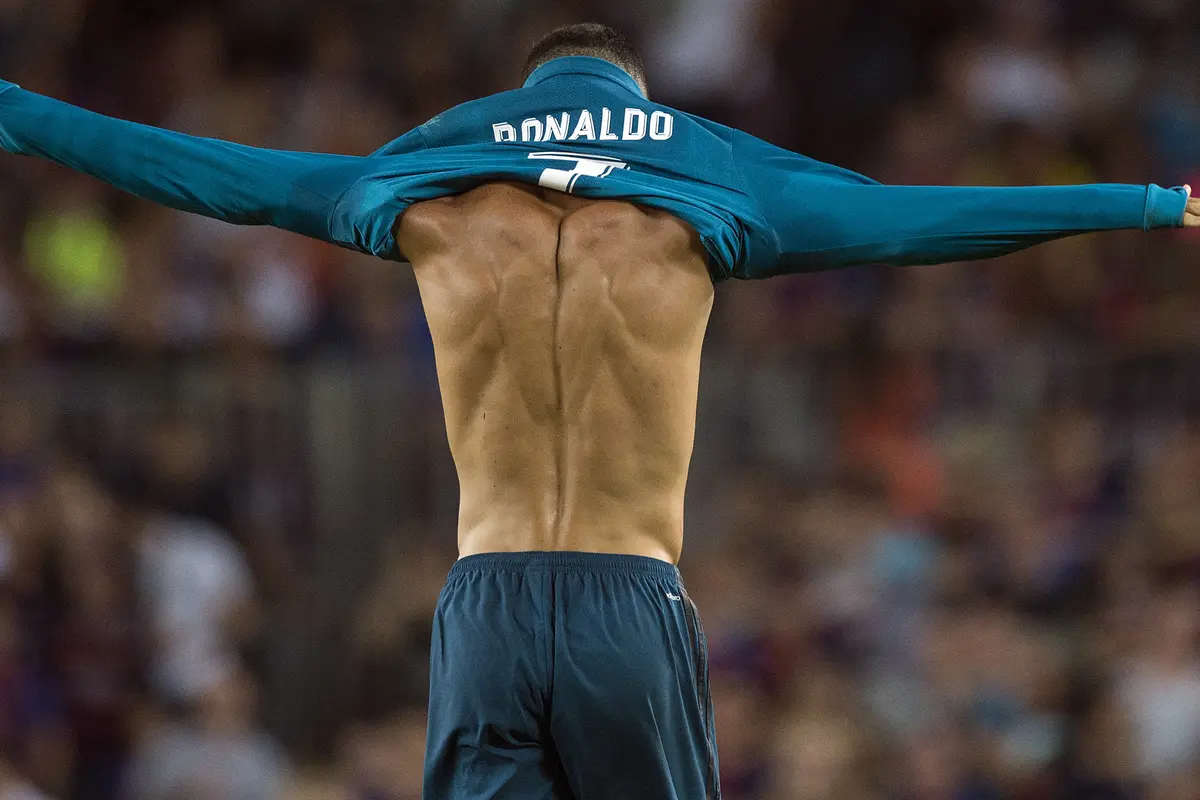 Ronaldo Angkat Jersey Usai Mencetak Gol