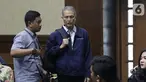 Terdakwa dugaan suap proyek pengadaan di lingkungan PT Krakatau Steel, Wisnu Kuncoro (tengah) usai sidang pembacaan tuntutan di Pengadilan Tipikor, Jakarta, Rabu (16/10/2019). Wisnu Kuncoro dituntut 2 tahun penjara denda Rp 100 juta subsider 3 bulan kurungan. (Liputan6.com/Helmi Fithriansyah)