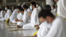 Para jemaah haji berdoa dengan menerapkan jaga jarak  untuk mencegah penyebaran COVID-19 di Masjidil Haram di Makkah, Arab Saudi (29/7/2020). (Saudi Media Ministry via AP)