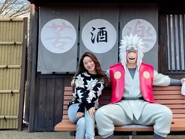 Salah satu destinasi wisata pilihan saat berkunjung ke Negeri Sakura ialah Disneyland yang berada di Tokyo, Jepang. Di sini Wilo banyak abadikan momen serunya jalani liburan bareng ibunda dan sahabat. Tampil simpel dengan busana kasualnya, sosok Wilo pun menuai banyak perhatian. (Liputan6.com/IG/@natashawilona12)