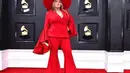 Elle King tampil mengenakan busana dan topi fedora berwarna merah di red carpet. (Instagram/elleking).