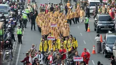 Sejumlah veteran pejuang kemerdekaan, mahasiswa, pelajar, anggota ormas hingga Pramuka mengikuti pawai di Jakarta, Selasa (11/8/2015). Pawai tersebut merupakan puncak peringatan Hari Veteran Nasional. (Liputan6.com/Yoppy Renato)