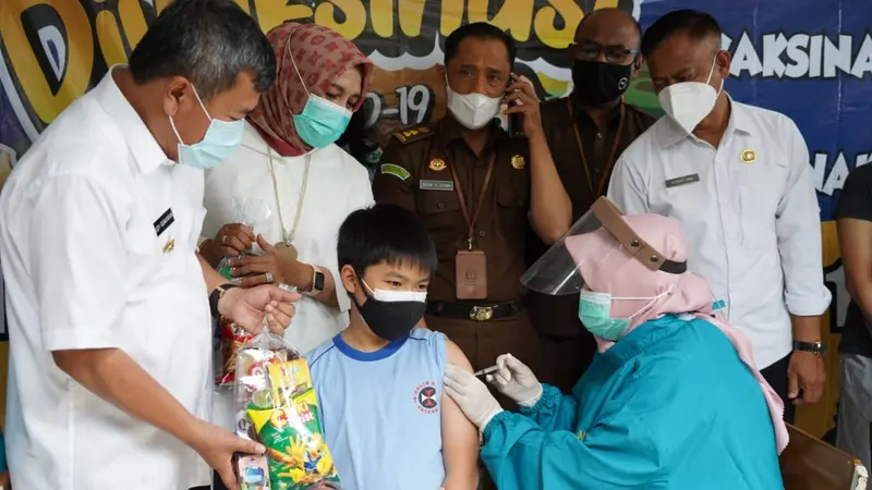 Bupati Garut Rudy Gunawan bersama forkopimda Garut tengah melaksanakan vaksinasi anak usia 6-11 di SD Yos Sudarso Garut.