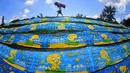 Warga menjemur kain pantai di bantaran sungai di Desa Mojolaban , Kabupaten Sukoharjo, Jawa Tengah, Rabu (25/10). Kain ini dijual dengan harga mulai dari Rp 15.000 hingga Rp 30.000 tergantung ukuran dan motif. (Liputan6.com/Gholib)