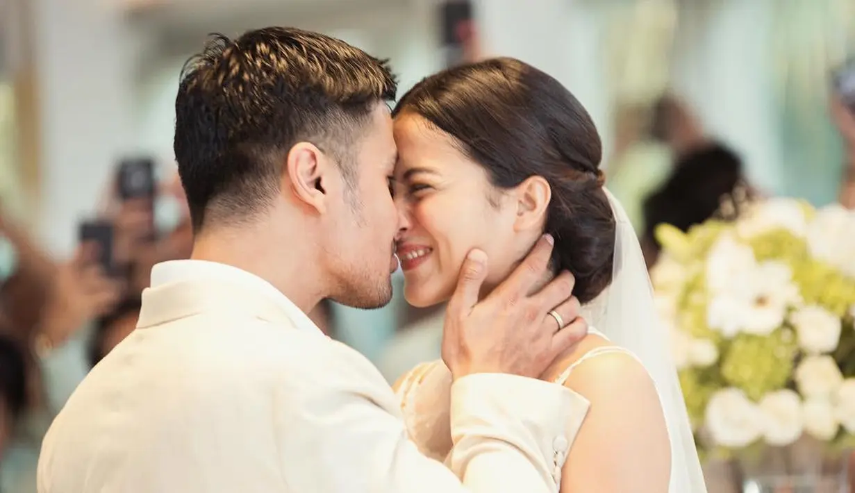 Banyak yang memuji riasan saat Putri Marino pada saat nikah. Putri dan Chicco Jerikho baru saja menikah di Bali pada 3 Maret 2018. Penampilan anggunnya menyita perhatian publik. (Instagram/putrimarino)