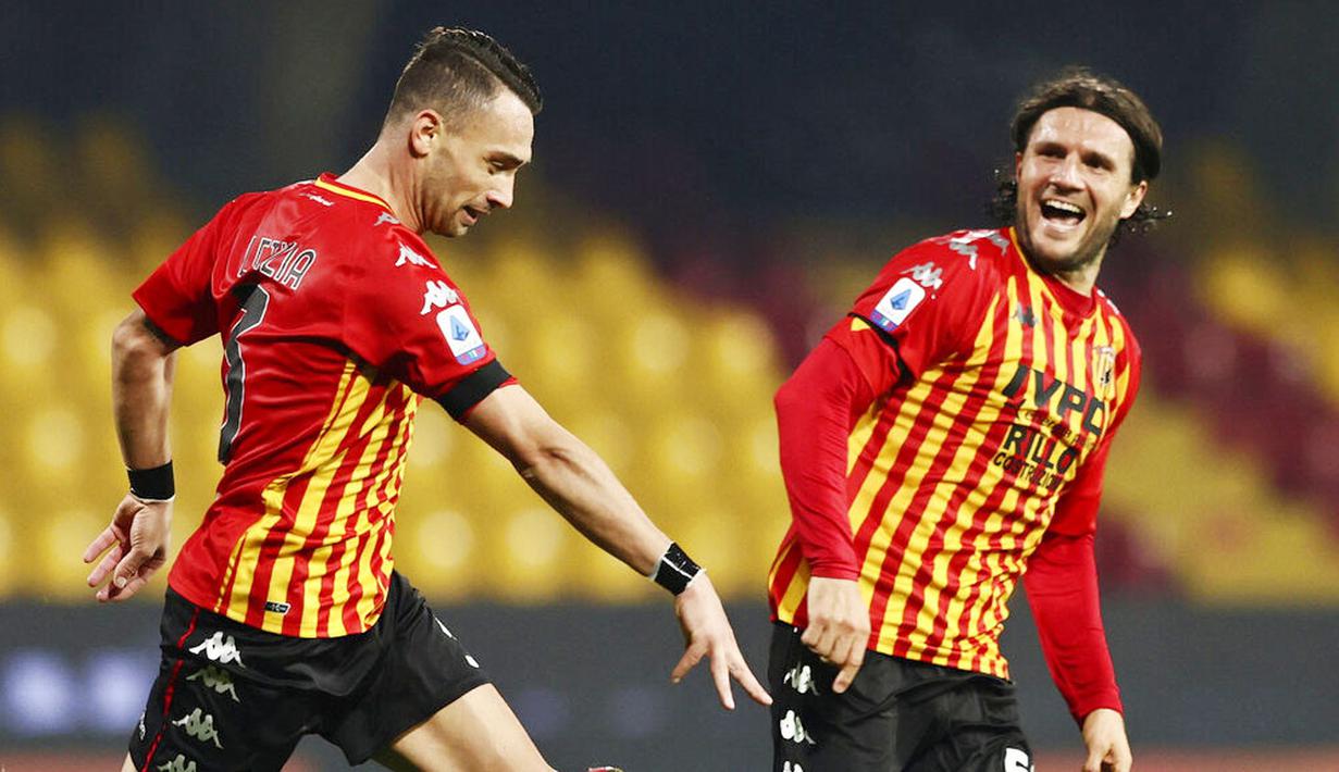 Pemain Benevento, Gaetano Letizia, melakukan selebrasi usai mencetak gol ke gawang Juventus pada laga Liga Italia di Stadion Vigorito, Sabtu (28/11/2020). Kedua tim bermain imbang 1-1. (Alessandro Garofalo/LaPresse via AP)