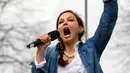 Aktris Ashley Judd berpidato diatas panggung saat mengikuti Women's March di Washington, AS (21/1). Aksi Woman’s March adalah aksi protes yang menolak Trump karena kebencian dan rasisme yang selama ini sering dilayangkan. (AP Photo/Jose Luis Magana)