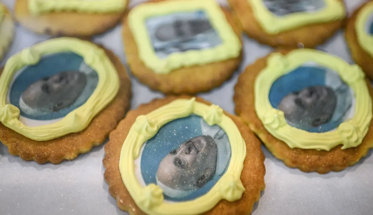 Orang-orang telah mampir ke etalase toko kue tersebut untuk mengambil foto lalu mengunggahnya ke media sosial. (Patricia DE MELO MOREIRA / AFP)