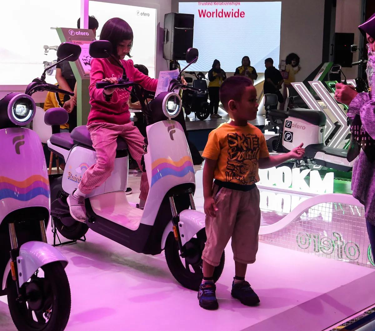"Yang perlu kita perhatikan adalah konversinya, karena nilai konversinya sendiri cukup besar, masih tetap agak tinggi. Jadi, kalau masih di-support Rp 7 juta orang mungkin masih mikir," ungkap Rachmat.