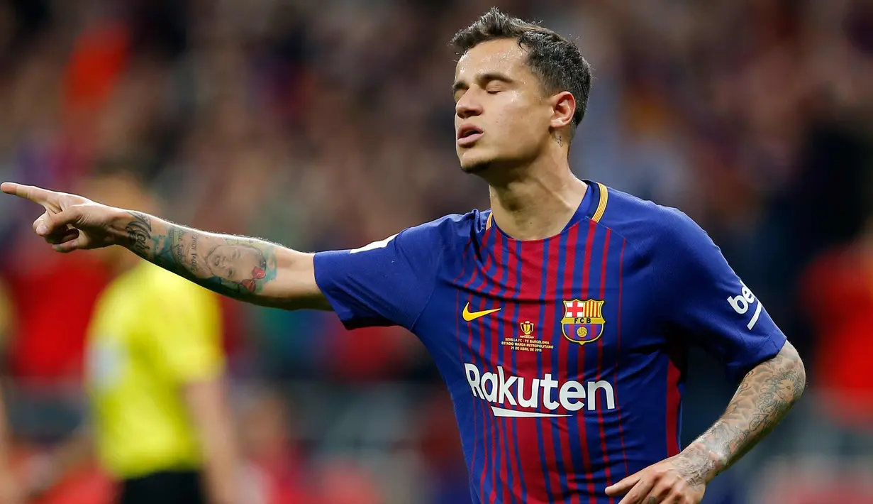 Gelandang Barcelona, Philippe Coutinho melakukan selebrasi usai mencetak gol ke gawang Sevilla di final Copa del Rey di stadion Wanda Metropolitano di Madrid (21/4). Barcelona menang 5-0.  (AP Photo / Paul White)