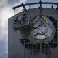 Lambang Soviet disingkirkan dari patung tertinggi di Ukraina, Monumen Tanah Air, untuk pemasangan trisula – lambang Ukraina.(AP Photo/Jae C. Hong)