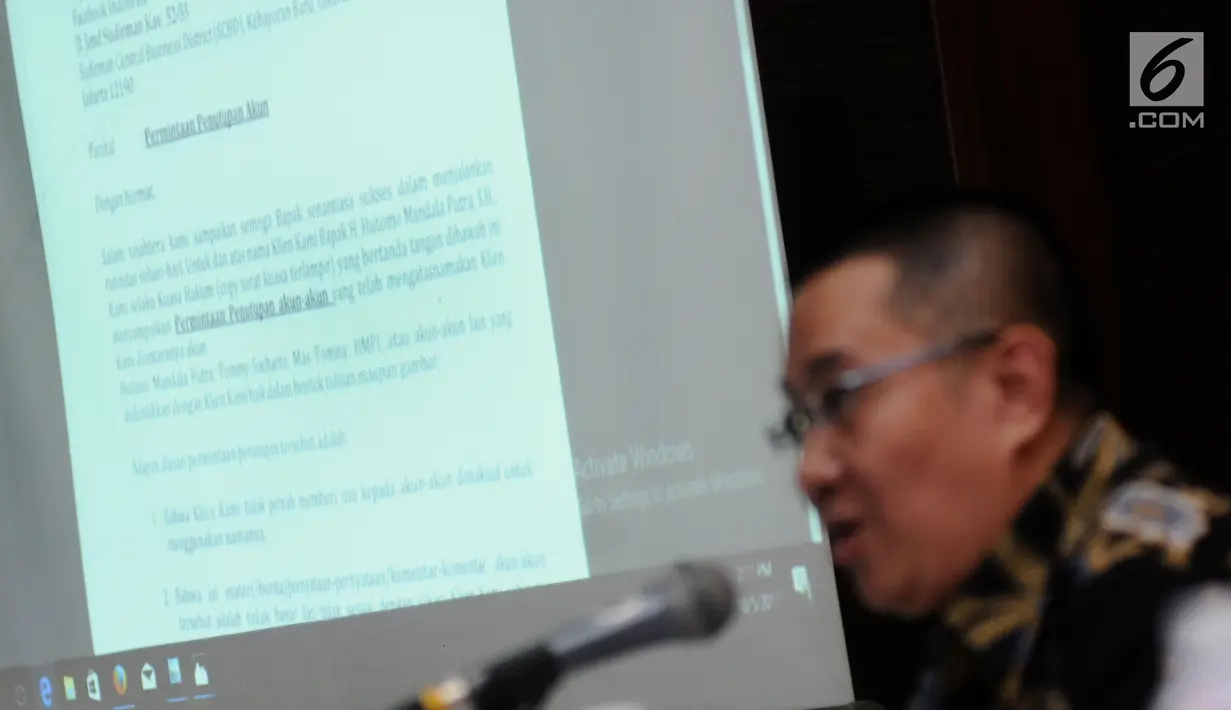Kuasa hukum Hutomo Mandala Putra, Erwin Kallo menunjukkan surat permohonan penutupan akun media sosial palsu atas nama kliennya di Jakarta, Kamis (5/10). (Liputan6.com/Helmi Fithriansyah)