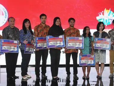 Para atlet dan pelatih berpose bersama di acara penyerahan penghargaan di Gedung Kemenpora, Jakarta, Kamis (9/7/2015). Menpora memberikan hadiah kepada atlet dan pelatih yang berprestasi di Sea Games Singapura 2015. (Liputan6.com/Herman Zakharia)