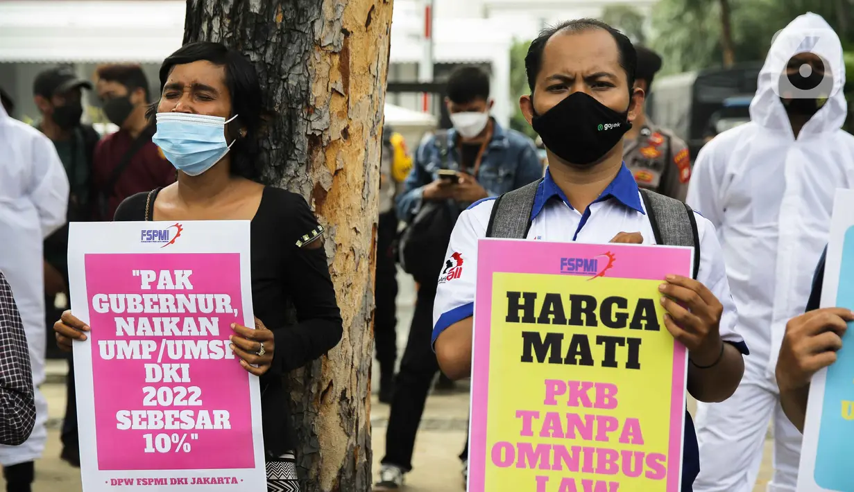 Sejumlah buruh saat melakukan aksi di depan Balai Kota DKI Jakarta, Selasa (26/10/2021). Pada aksi tersebut massa buruh menuntut kenaikan UMP 2022 sebesar 10 persen, berlakukan UMSK 2021 dan mencabut UU Omnibus Law. (Liputan6.com/Faizal Fanani)