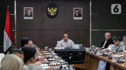 Menteri Koordinator Bidang Pembangunan Manusia dan Kebudayaan (Menko PMK) Muhadjir Effendy (tengah) memimpin rapat koordinasi tingkat menteri di Kantor Kemenko PMK, Jakarta, Senin (17/2/2020). Rapat tertutup tersebut membahas program jaminan kesehatan nasional. (Liputan6.com/Faizal Fanani)
