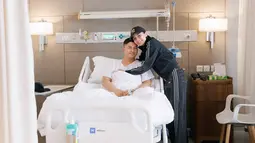 Chelsea Olivia harus menemani sang suami di rumah sakit pada 23 Januari 2025 lalu. Glenn harus menjalani operasi karena menderita hipertrofi turbinat atau pembengkakan di turbinat hidung. Pasangan yang saling setia mendampingi ini banjir pujian dari netizen. Pada Maret 2024 lalu, ketika Chelsea Olivia dan kedua anaknya dirawat di rumah sakit, Glenn Alinskie yang menemani. (Liputan6.com/IG/@glennalinskie)