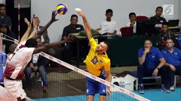 Pevoli putra Kazakhstan, Vitaly Erdshtein melakukan smes saat melawan Qatar di Kejuaraan Voli Asia 2017 ke-16 di GOR Tri Dharma, Gresik, Senin (24/7). Kazakhstan unggul 18-25, 20-25, 26-24, 25-19, dan 15-10. (Liputan6.com/Helmi Fithriansyah)