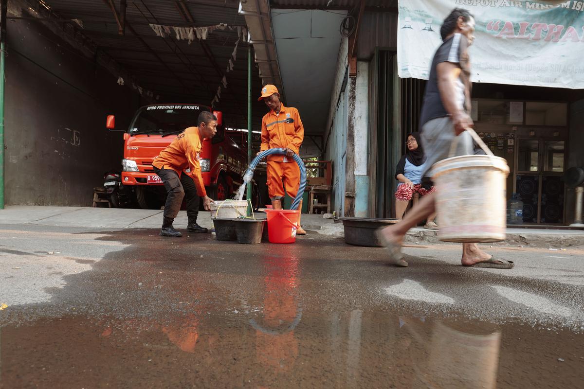 Warga Cilandak Timur Antre Air Bersih