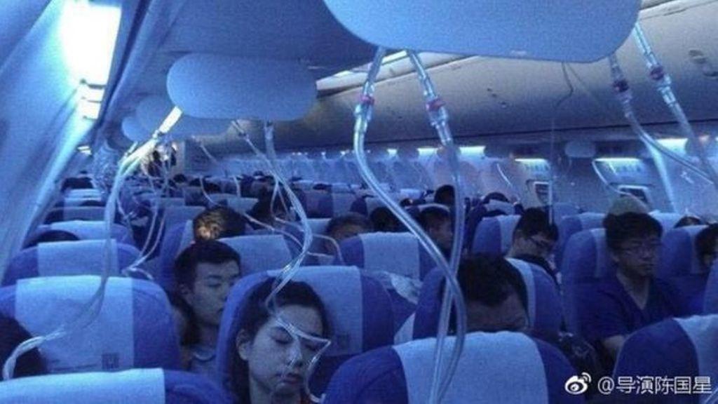 Pesawat Ryanair Anjlok 8 000 Meter Darah Keluar Dari Telinga Para Penumpang Global Liputan6 Com