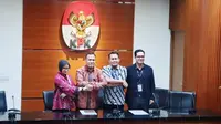 Ketua KPK Firli Bahuri (dua dari kiri) memperkenalkan dua Plt Jubir KPK pengganti Febri Diansyah (kanan), yakni Ipi Maryati dan Ali Fikri. (Liputan6.com/Nanda Perdana Putra)