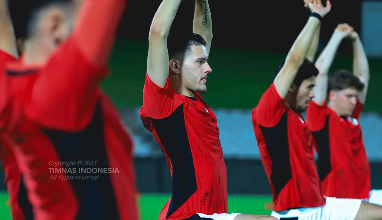 Justin Hubner dan sejumlah pemain Timnas Indonesia melakukan latihan perdana menjelang laga putaran ketiga Kualifikasi Piala Dunia 2026 melawan Australia di Stadion Netstrata Jubilee, Sydney, Selasa (18/03/2025) waktu setempat. (Dok. PSSI)