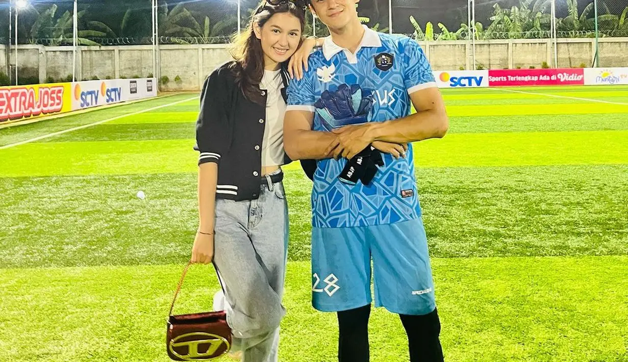 Zoe Abbas Jackson tampil menggemaskan ketika mendukung sang kekasih Antonio Blanco Jr. Ia tampil mengenakan kaus putih ditumpuknya dengan baseball jacket berwarna hitam, dan dipadukannya dengan celana jeans panjang. [Foto: Instagram/antonioblancojr]