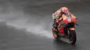 Balapan MotoGP di trek basah usai diguyur hujan sering diwarnai kejutan karena tidak dapat diprediksi dan kadang menjadi momok bagi pembalap yang tidak menyukainya. Namun tidak demikian dengan 7 pembalap berikut yang dikenal spesialis trek basah. (AFP/Mohd Rasfan)
