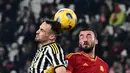 Gelandang AS Roma #04 Bryan Cristante (kanan) berebut bola dengan bek Juventus #04 Federico Gatti pada duel pekan ke-18 Serie A 2023/2024 di Allianz Stadium, Minggu (31/12/2023) dini hari WIB. (sabella BONOTTO / AFP)