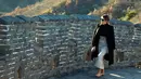Ibu Negara AS, Melania Trump berjalan di sepanjang seksi Mutianyu, Tembok Besar China di Beijing, 10 November 2017. Mantan model itu Melania tampil dalam balutan kaus turtle neck, mantel, rok panjang dengan aksesori belt warna nude. (AP Photo/Ng Han Guan)