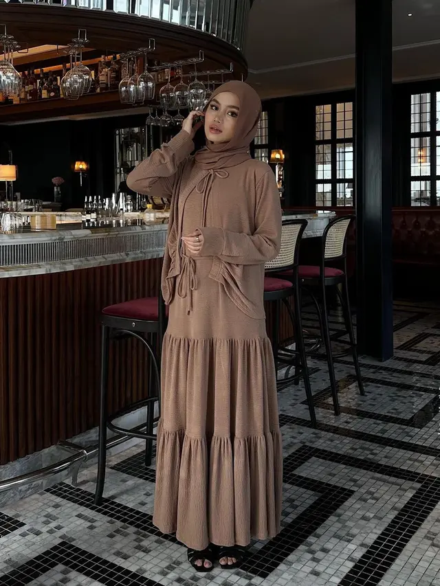 6 Gaya Berhijab Selebgram Sashfir yang Minimalis, Sedang Digemari Gen Z