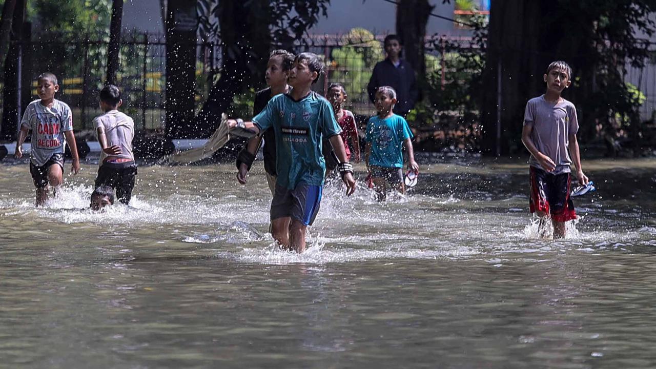 FOTO: Banjir Berangsur Surut, Genangan Masih Rendam Puluhan RT di Jakarta