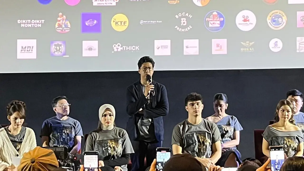 Adhe Dharmastriya (Berdiri) dalam konferensi pers dan screening film "Lingsir Wengi Motel Malioboro" di kawasan Jakarta pada (14/10/2026)/ (Liputan6.com/Afradhiya N. R)