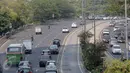Arus lalulintas di kawasan Jalan Thamrin mengarah ke Sudirman, Jakarta, Kamis (18/6/2015). Pada hari pertama puasa Ramadan 1436 H, beberapa titik jalan terlihat lengang dan sepi dari aktivitas warga. (Liputan6.com/Faizal Fanani)