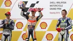 Pembalap Repsol Honda Dani Pedrosa (tengah) mengangkat kedua tangan usai finis pertama pada lanjutan Balapan MotoGP di Sirkuit Sepang, MotoGP Malaysia, (25/10/2015). Pedrosa sebelumnya berada di pole position saat sesi kualifikasi. (REUTERS/Olivia Harris)