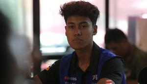 Pembalap binaan PT Yamaha Indonesia Motor Manufacturing, Aldi Satya Mahendra saat berkunjung ke kantor Bola.com. (Abdul Aziz/Bola.com)