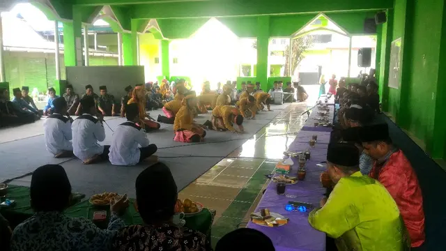 Pentas Tari Saman oleh santri-santri Elbayan. (Foto: Liputan6.com/Muhamad Ridlo)