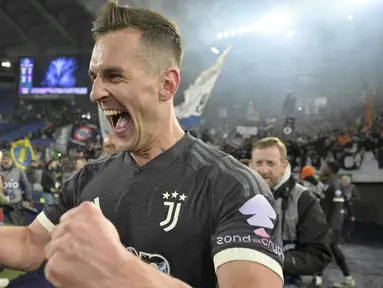 Pemain Juventus, Arkadiusz Milik, melakukan selebrasi setelah mencetak gol ke gawang Lazio pada laga semifinal Coppa Italia meski kalah dari Lazio di Stadion Olimpico, Roma, Rabu (24/2/2024). Juve lolos ke final Coppa Italia 2023/2024. (AP Photo/Alfredo Falcone)