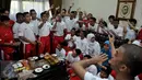 Suasana pertemuan antara Mensos Khofifah Indar Parawansa dengan atlet khusus tuna grahita di kawasan Widya Chandra, Jakarta, Jumat (17/7/2015). Khofifah turut mendoakan kesuksesan para atlit berkebutuhan khusus ini. (Liputan6.com/Johan Tallo)