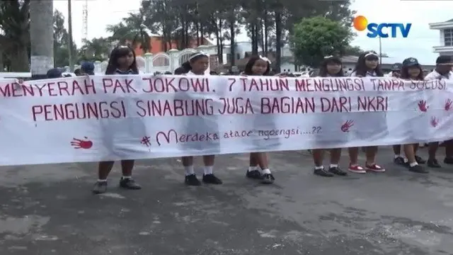 Pengungsi Sinabung berdemonstrasi di depan kantor pemerintahan Karo, Sumatera Utara. Apa tuntutan mereka?