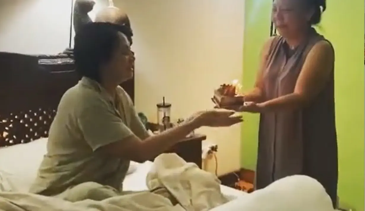 Momen Dian Nitami tiup lilin kejutan dari anak-anak dan timnya. Perempuan lima orang anak itu juga bersyukur hingga usianya 52 tahun.  [Instagram/bu_deedee]