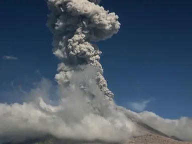 Aktivitas Gunung Sinabung yang kembali memuntahkan asap dan abu vukanik ke udara di Karo, Sumatera Utara, (18/1). Gunung api berstatus Awas level 4 itu kembali erupsi dengan semburan abu vulkanik setinggi 3.500 meter. (AFP Photo/YT Haryono)