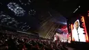 Penonton bersorak saat penyanyi terkemuka Saudi Mohammed Abdu, terlihat di layar, tampil di atas panggung di Super Dome yang baru dibangun, di Jeddah, Arab Saudi (8/7/2021). Konser ini diselenggarakan setelah kerajaan mencabut pembatasan virus corona pada acara di bulan Mei. (AP Photo/Amr Nabil)