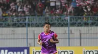 Bayu Gatra menjalani sesi pemanasan sebelum lawan Persib Bandung. (twitter.com/MaduraUnitedFC)