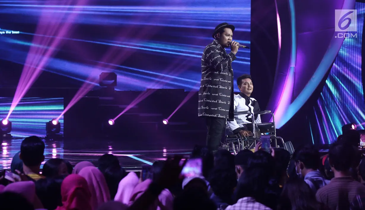 Vokalis dari band Last Child Virgoun menghibur penonton pada malam puncak HUT ke-27 SCTV di Hall D, Jiexpo Kemayoran, Jakarta, Kamis (24/8). Virgoun membawakan lagu andalannya, "Surat Cinta untuk Starla". (Liputan6.com/Herman Zakharia)