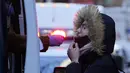 Warga mengenakan mantel tebal dites COVID-19 di situs pengujian mobile di New York, Selasa (11/1/2022). Massa udara kutub utara menyapu timur laut AS, membawa suhu di bawah nol yang menusuk tulang dan menutup sekolah di seluruh wilayah untuk kedua kalinya dalam kurang dari seminggu. (AP/Seth Wenig)